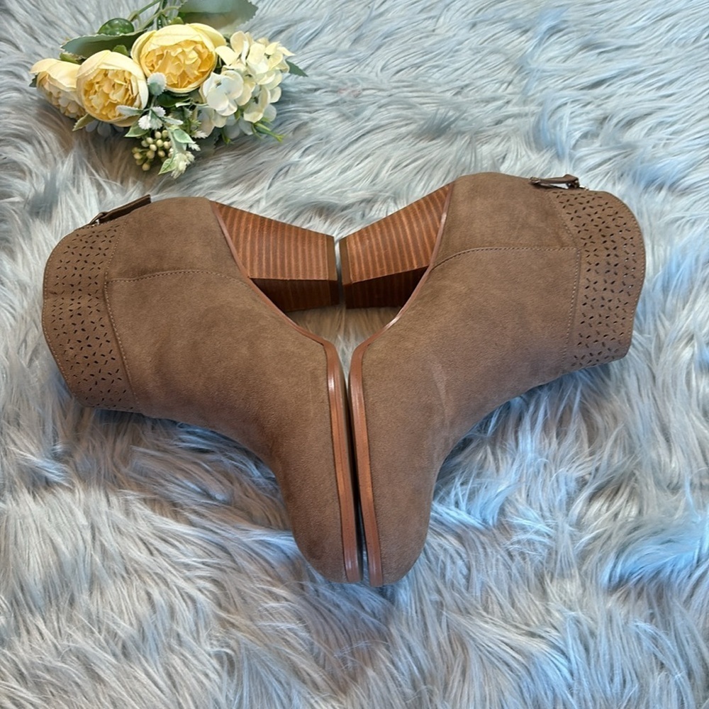 NWT Violet & Red Jackson Lazer Cut Topline Bootie Taupe - Picture 4 of 10